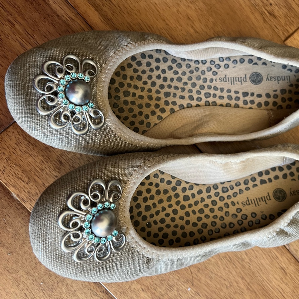 Lindsay Philips flats. Size 6. Beige.